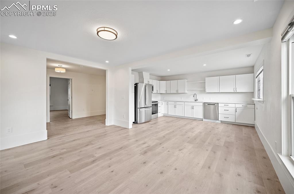 Image 26 of 50: Living Room