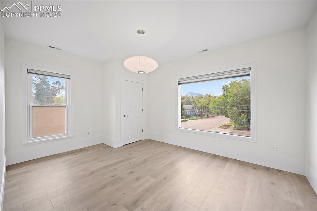 Image 30 of 50: Dining Area