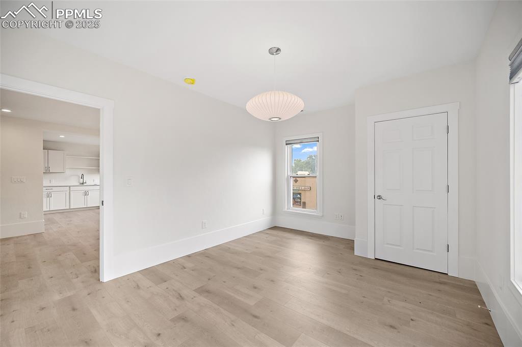 Image 31 of 50: Bedroom