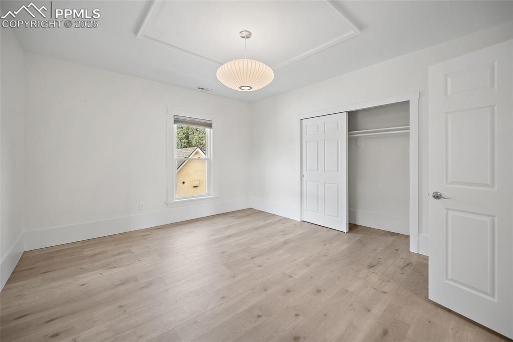 Image 33 of 50: Bedroom