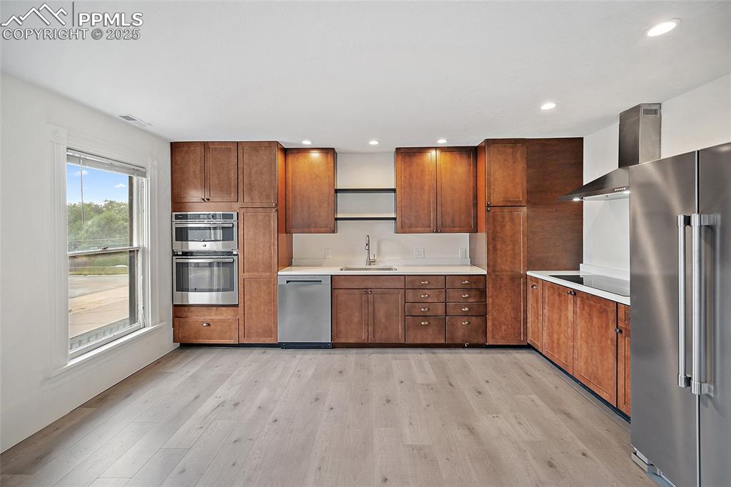 Image 38 of 50: Kitchen