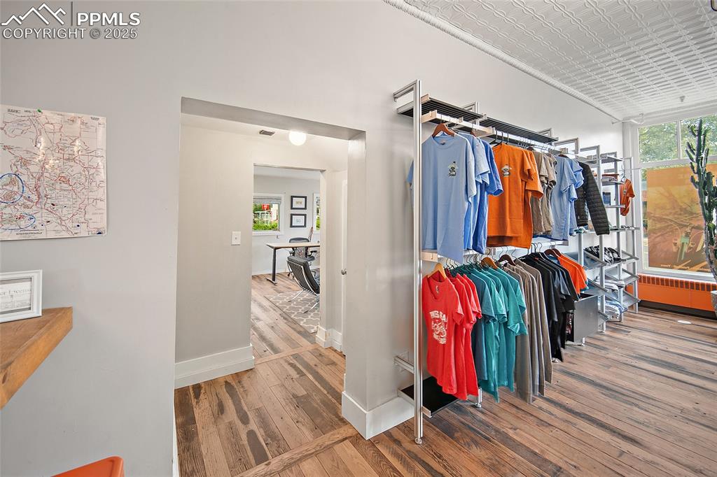 Image 7 of 50: Closet