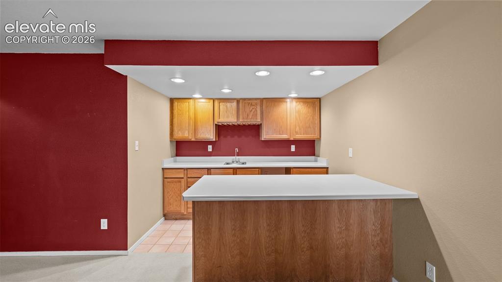 Image 17 of 28: Convenient wet bar area