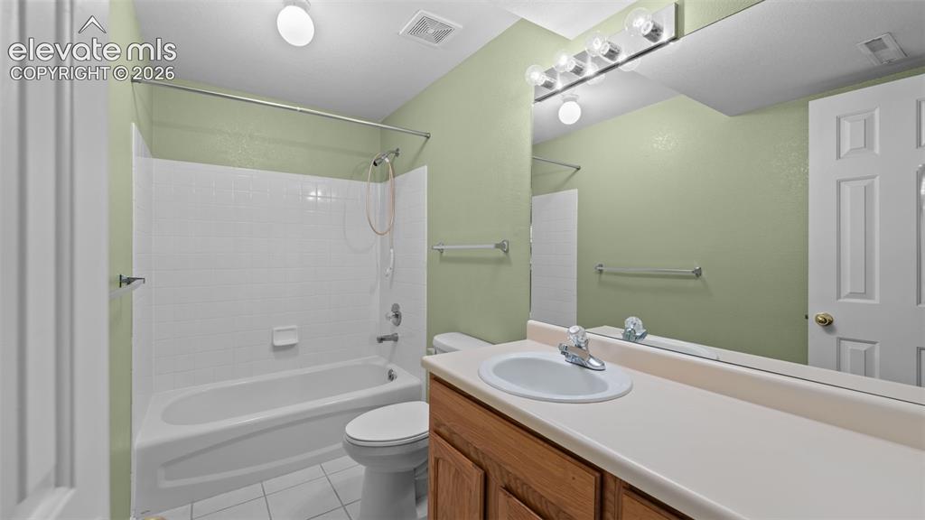 Image 23 of 28: Bathroom
