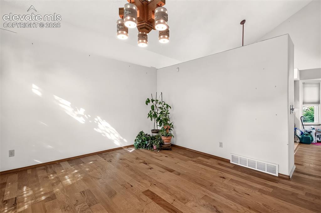 Image 5 of 41: Spacious Living Room