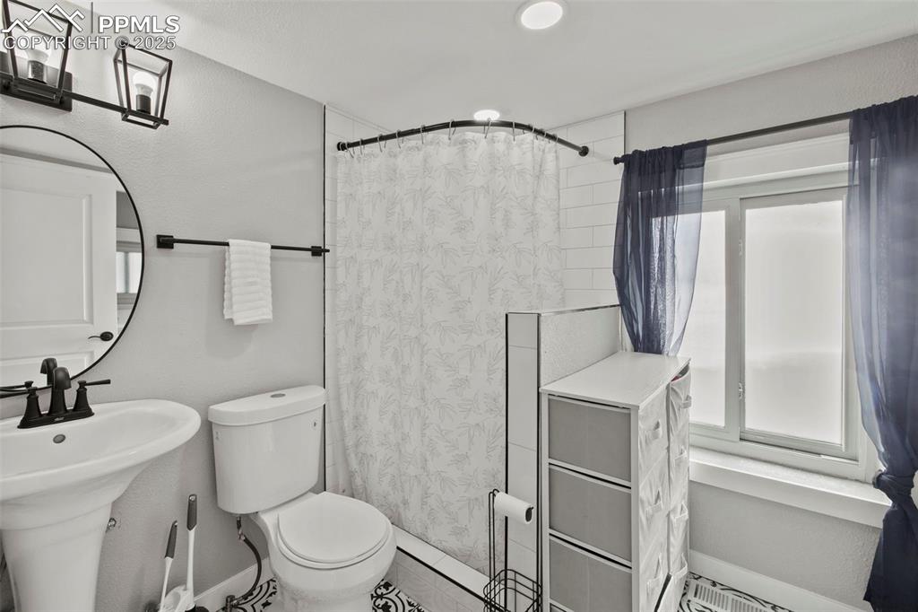 Image 20 of 27: Full bathroom #2 with laundry
