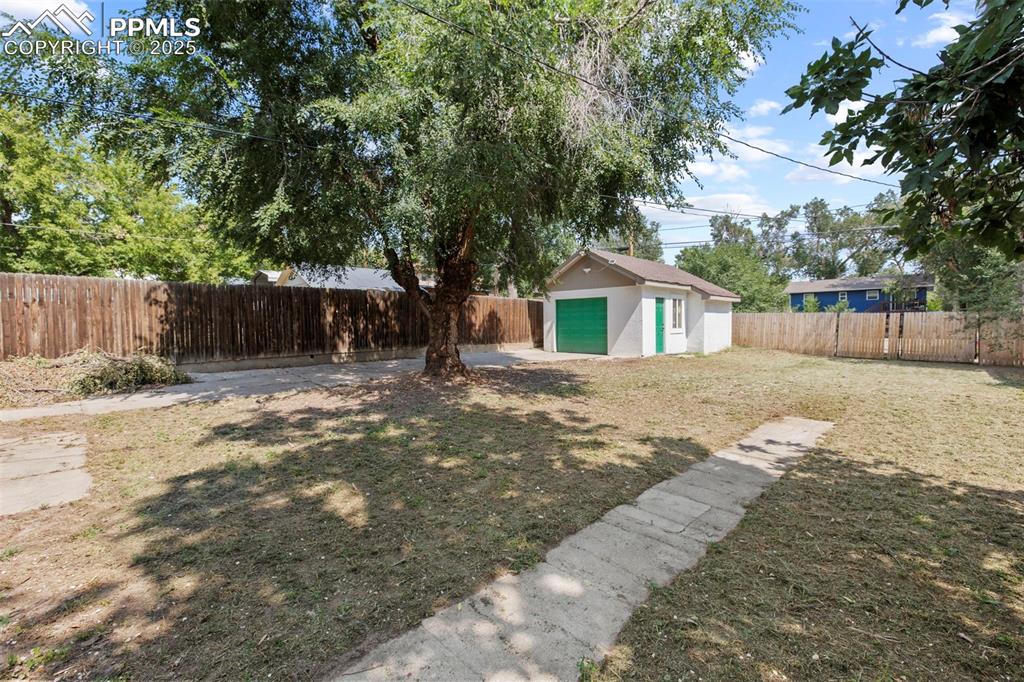 Image 5 of 27: Huge lot with garage and alley access
