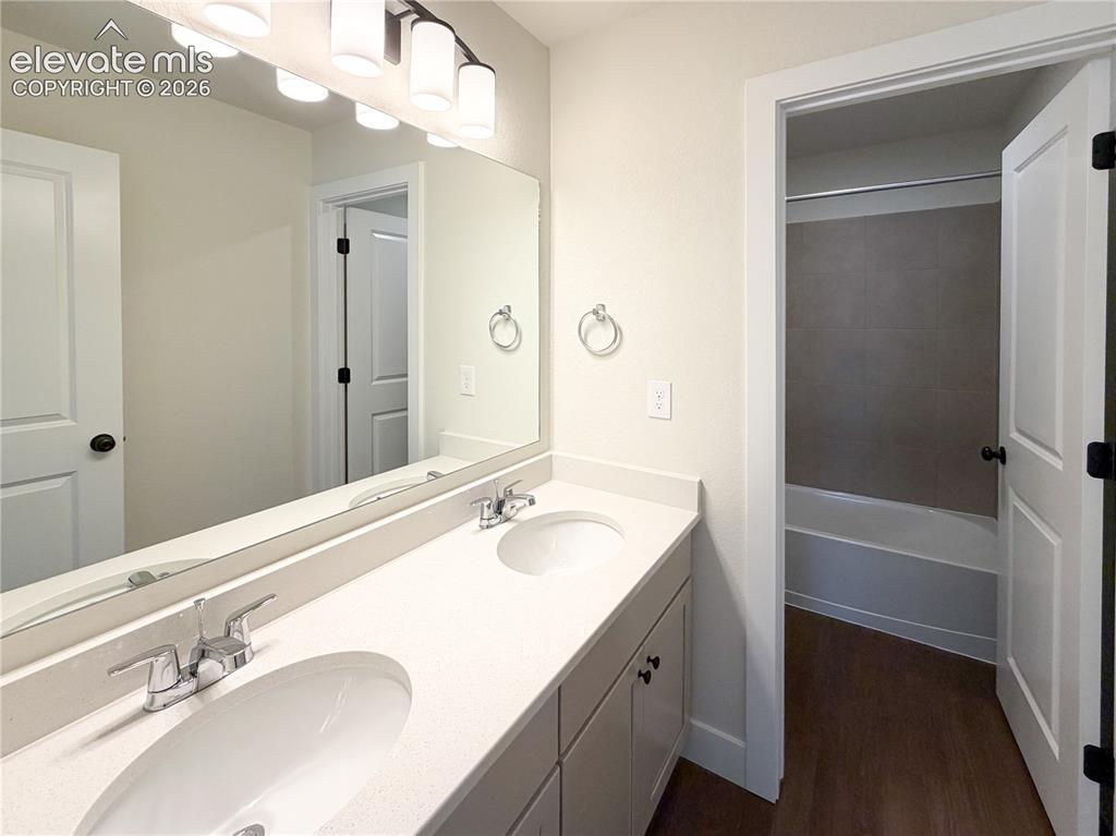 Image 36 of 44: Bathroom