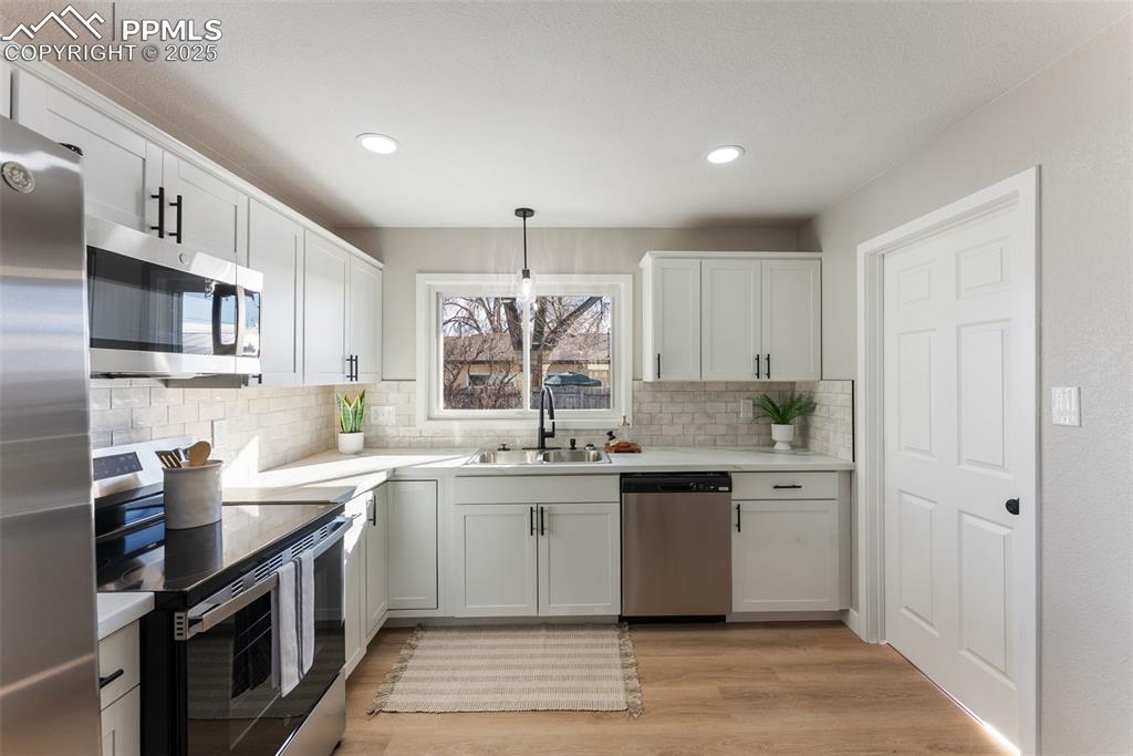 Image 10 of 32: Kitchen