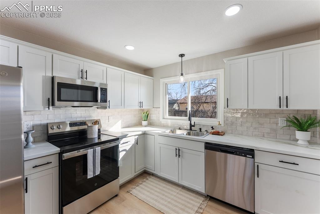 Image 11 of 32: Kitchen