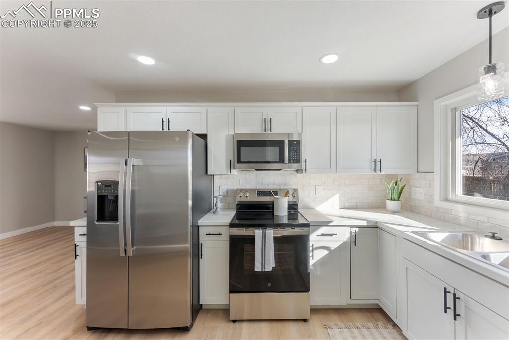 Image 12 of 32: Kitchen