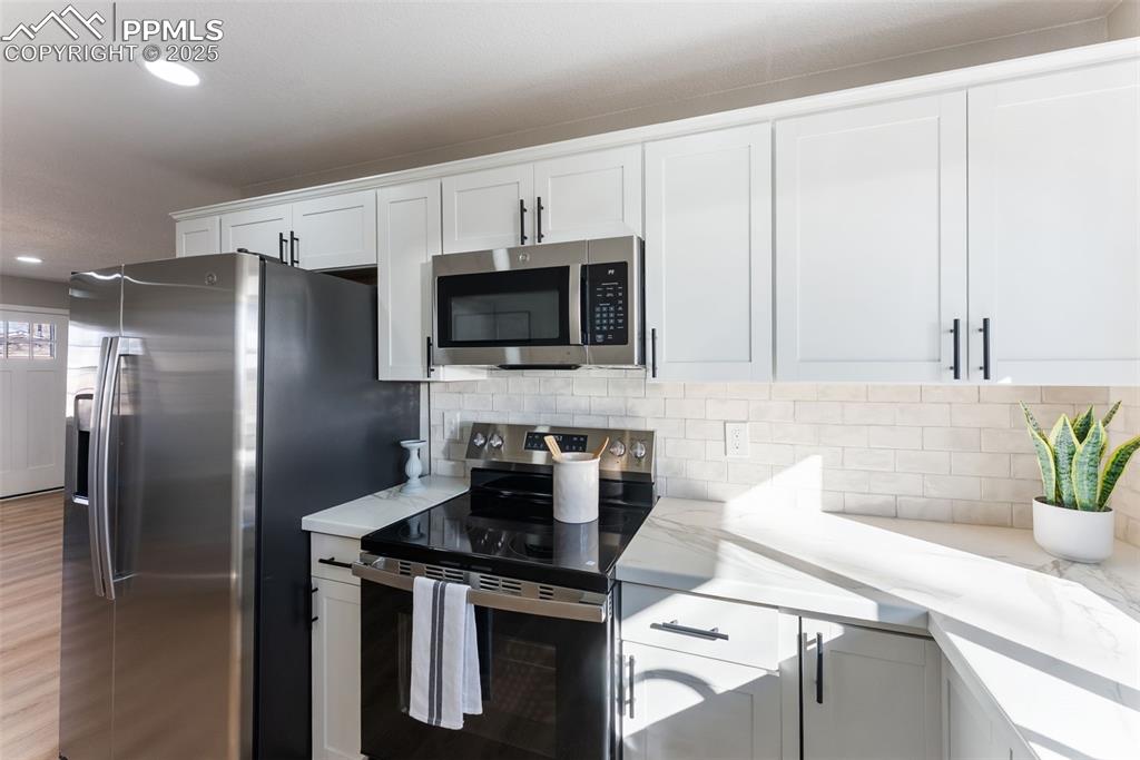 Image 13 of 32: Kitchen