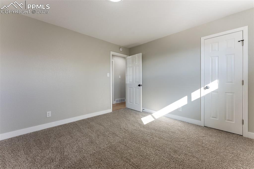 Image 19 of 32: Bedroom