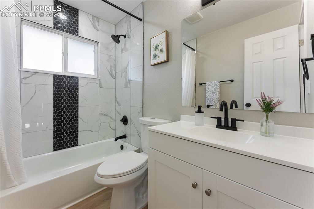 Image 22 of 32: Bathroom