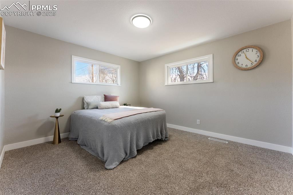 Image 23 of 32: Bedroom