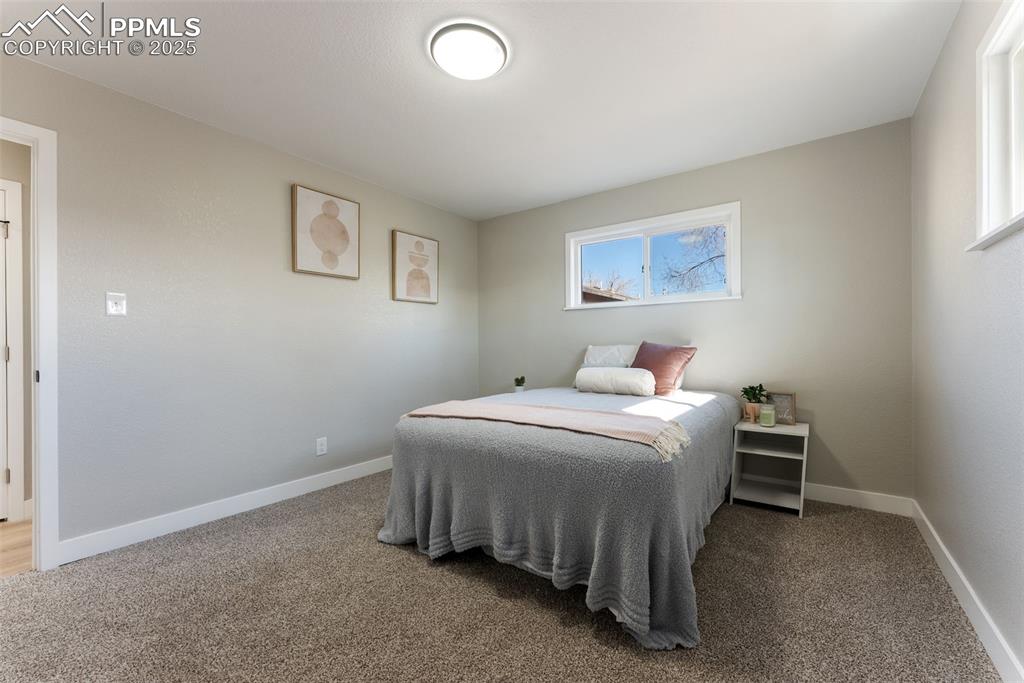 Image 25 of 32: Bedroom