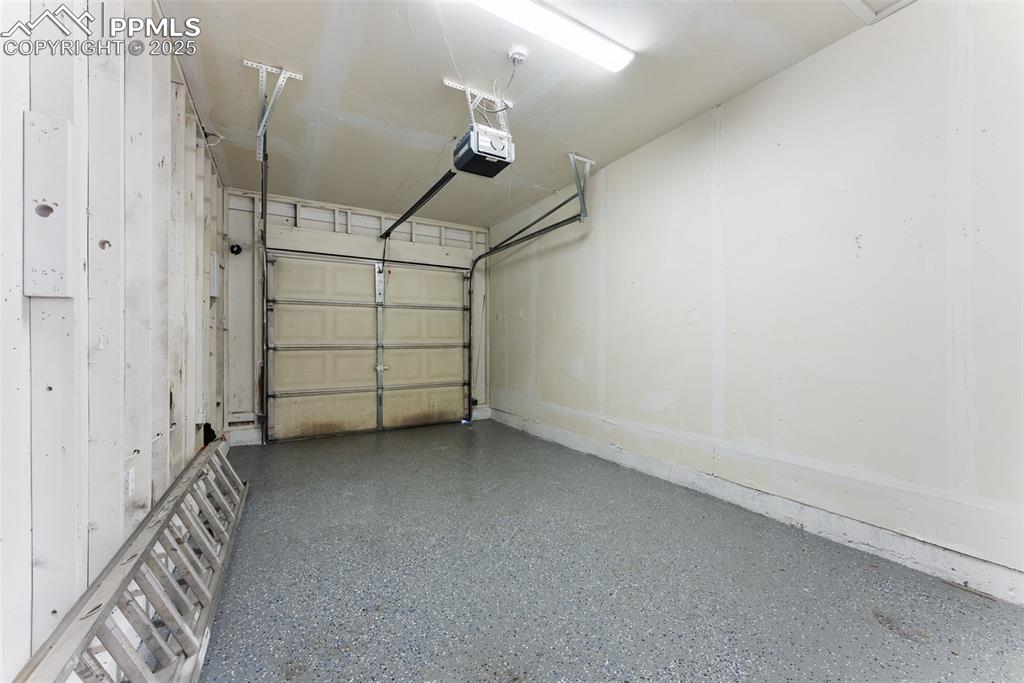 Image 29 of 32: Garage