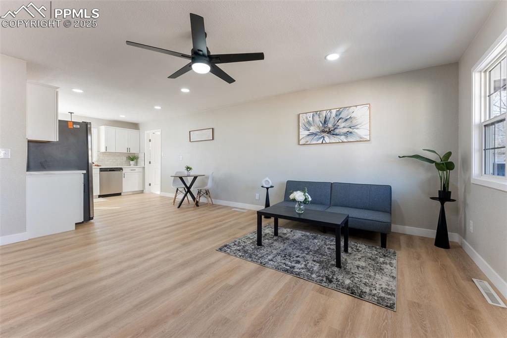 Image 4 of 32: Sitting Room