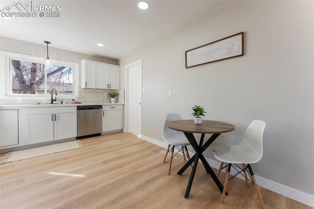 Image 8 of 32: Kitchen