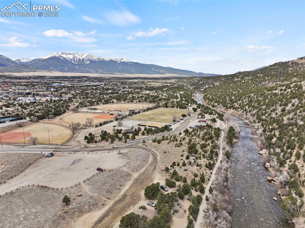 Image 9 of 17: Within walking distance of the stunning Arkansas River—perfect for fishing,
