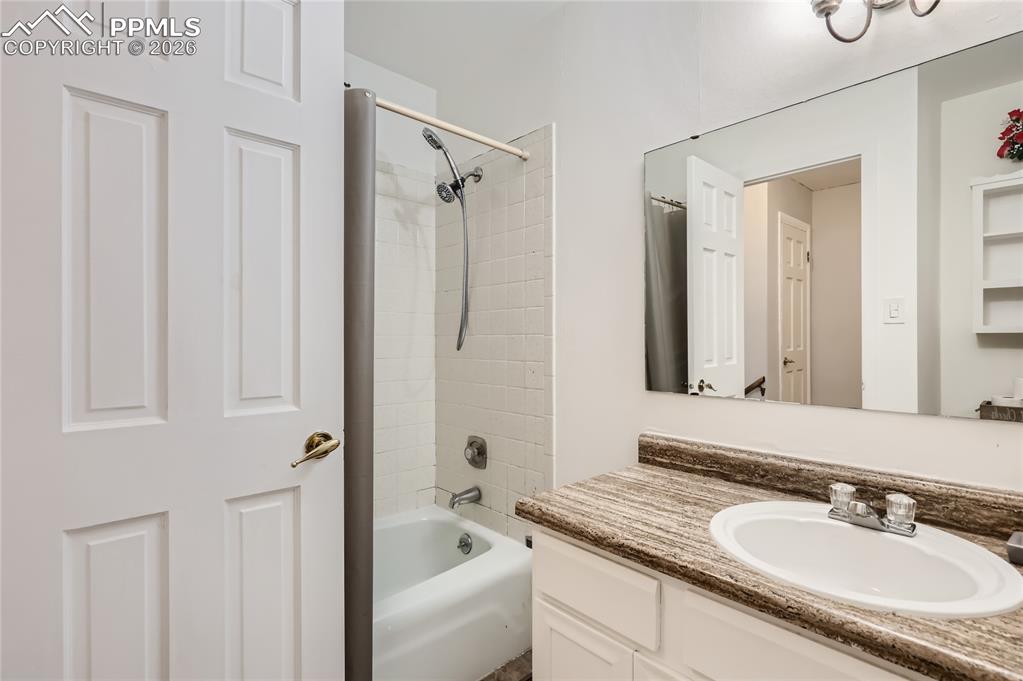 Image 17 of 27: Bathroom