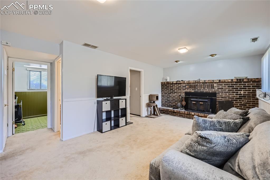 Image 20 of 27: Living Room