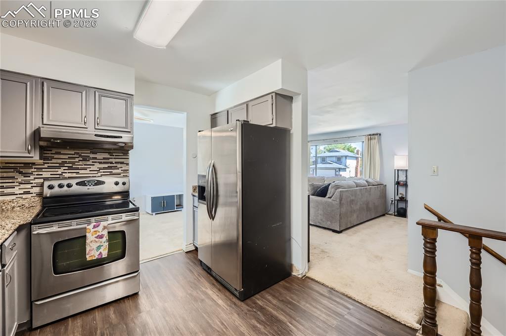 Image 8 of 27: Kitchen