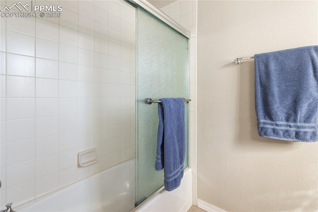 Image 21 of 27: Nice shower and bath combon!