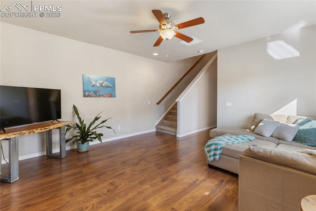 Image 5 of 27: Come inside so I can show you around.