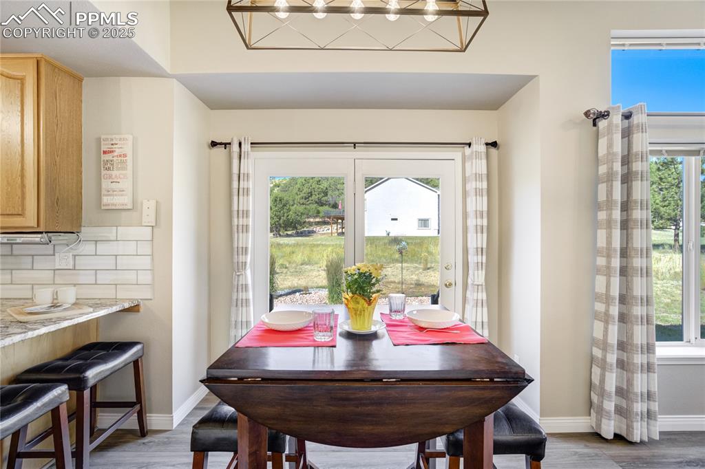 Image 10 of 50: Dining Area