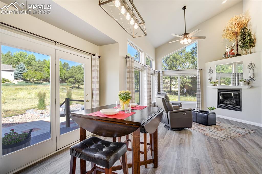 Image 11 of 50: Dining Area