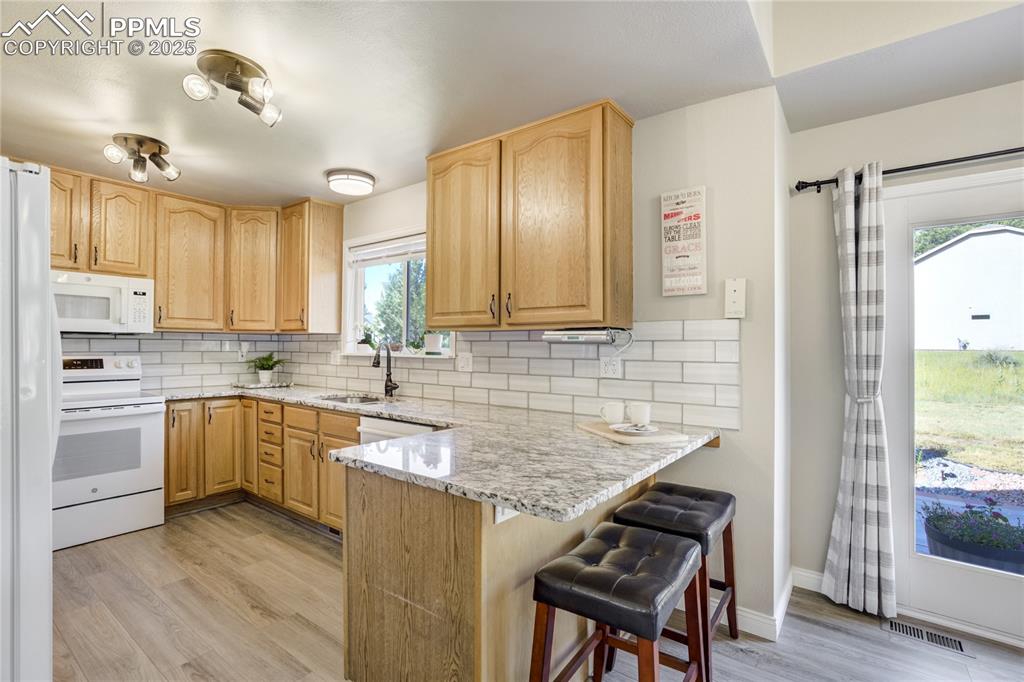 Image 14 of 50: Kitchen