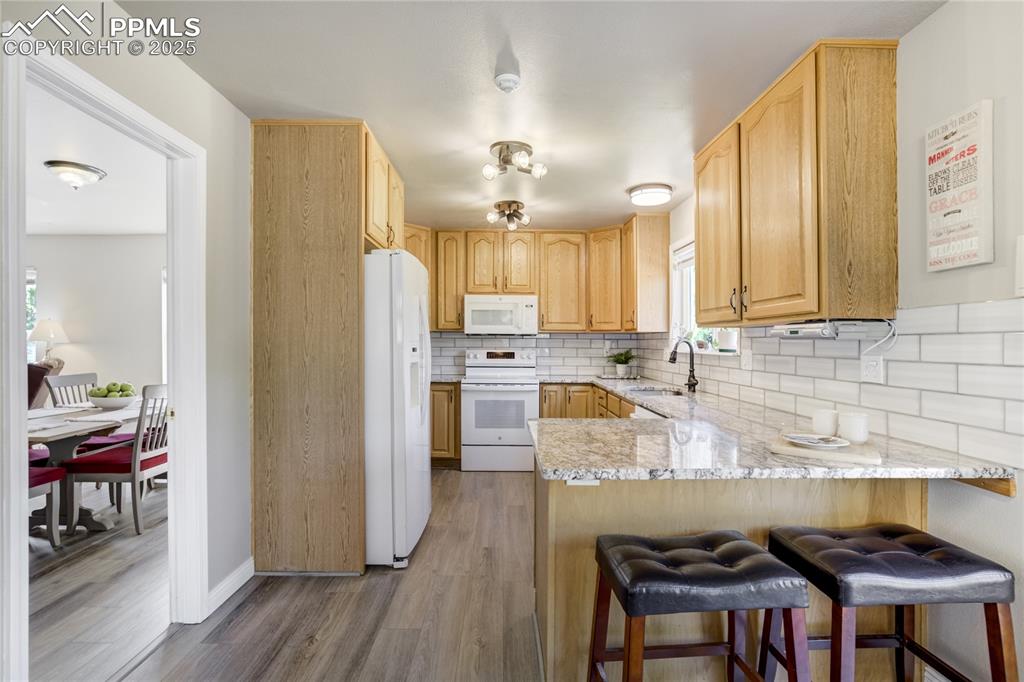 Image 15 of 50: Kitchen