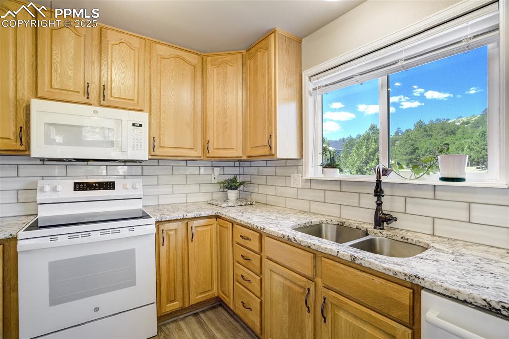 Image 16 of 50: Kitchen