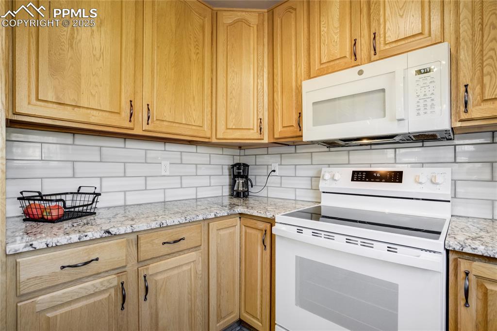 Image 17 of 50: Kitchen