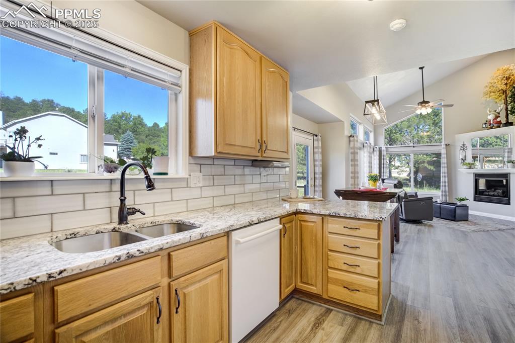 Image 18 of 50: Kitchen