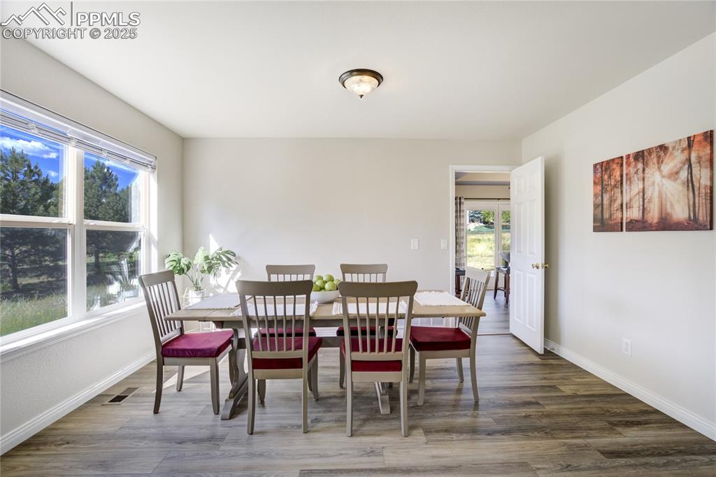 Image 20 of 50: Dining Area
