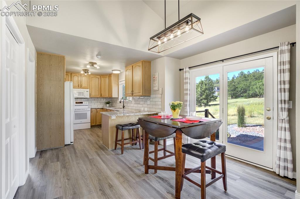 Image 9 of 50: Dining Area