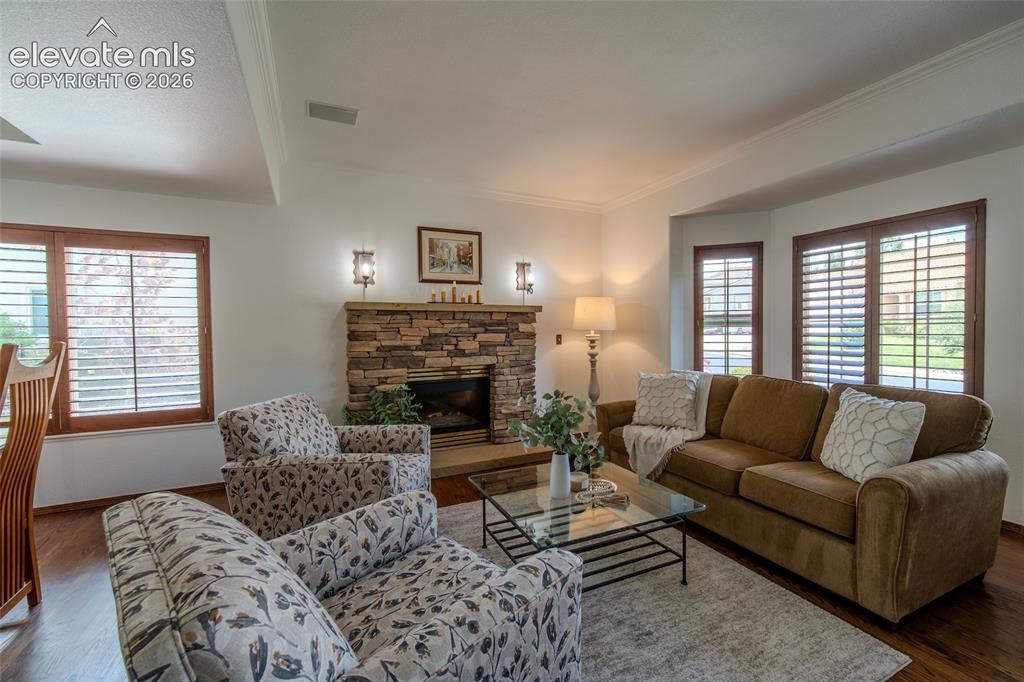 Image 16 of 44: Living Room