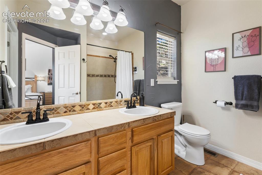 Image 18 of 49: Bathroom