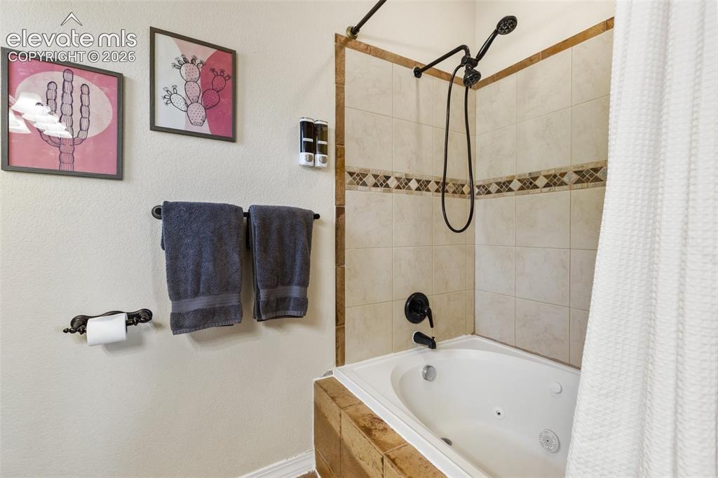 Image 19 of 49: Bathroom
