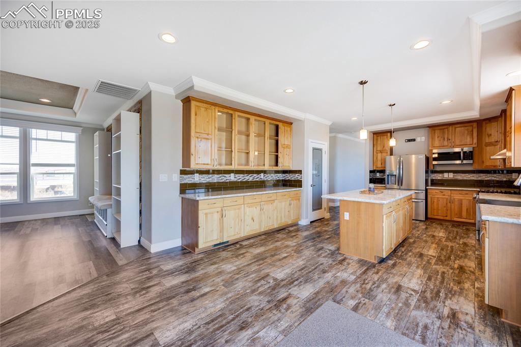 Image 11 of 50: Kitchen featuring backsplash, recessed lighting, dark wood-style flooring, 