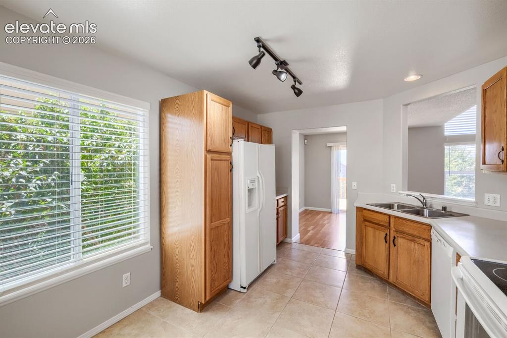 Image 12 of 33: Kitchen