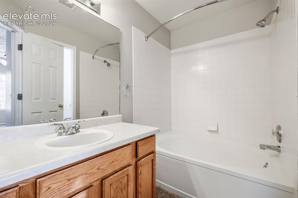 Image 19 of 33: Bathroom