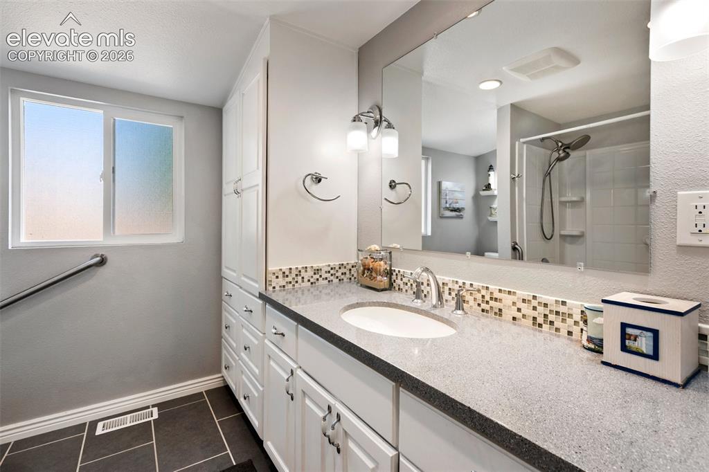 Image 15 of 37: Bathroom