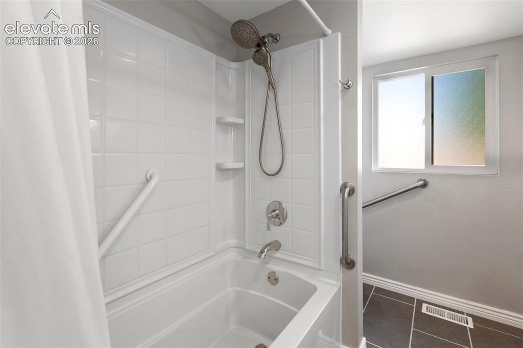 Image 16 of 37: Bathroom