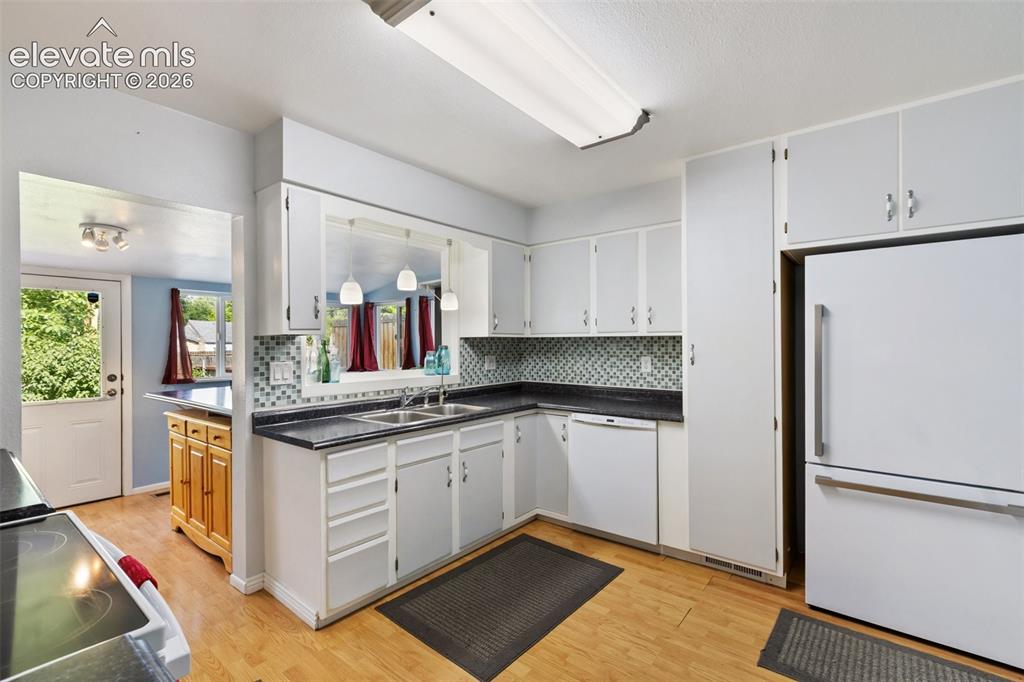 Image 17 of 37: Kitchen