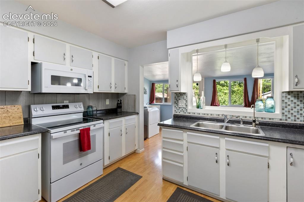 Image 18 of 37: Kitchen