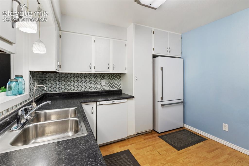 Image 19 of 37: Kitchen
