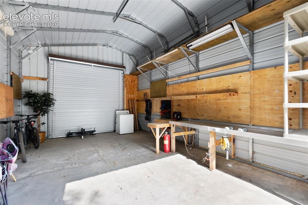 Image 33 of 37: Garage